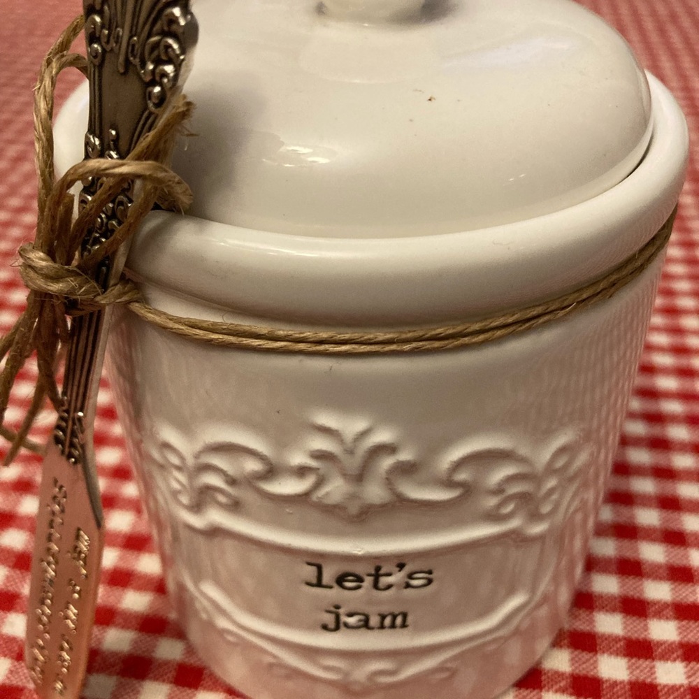 Covered jam w/ spreading knife.